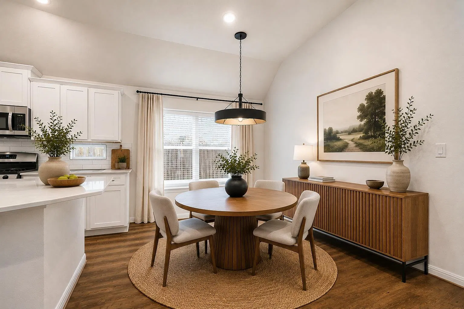 3 bed, 2.0 bath, 1833 sqft, $2,400 — Photo 2