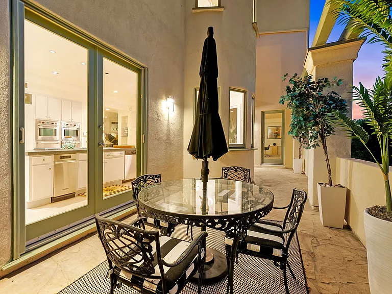 1368 N Doheny Pl — Photo 19