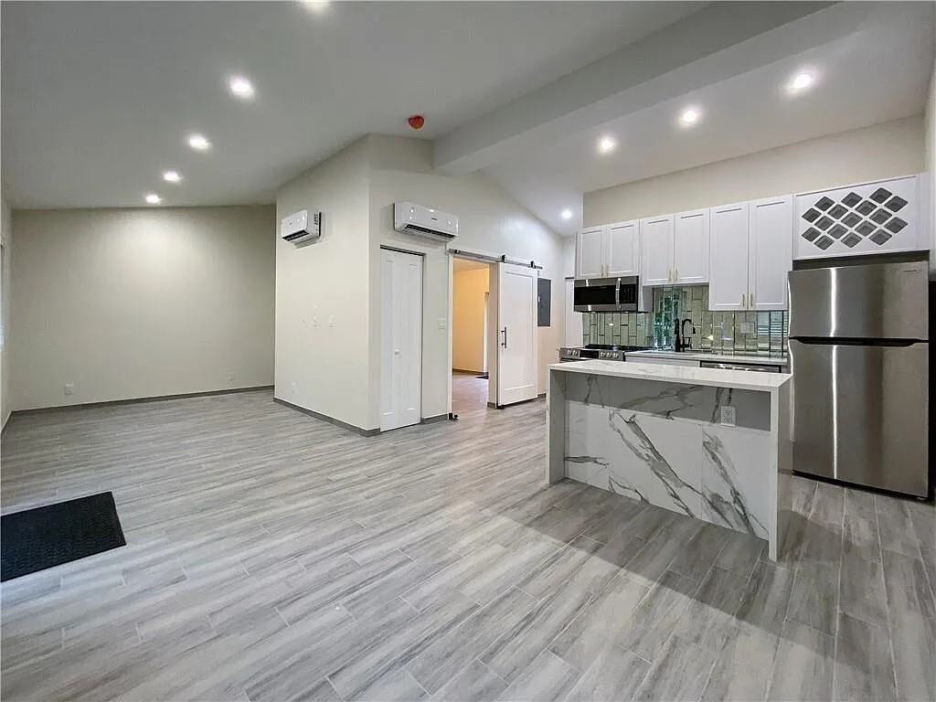 1 bed, 1.0 bath, 640 sqft, $1,995 — Photo 3