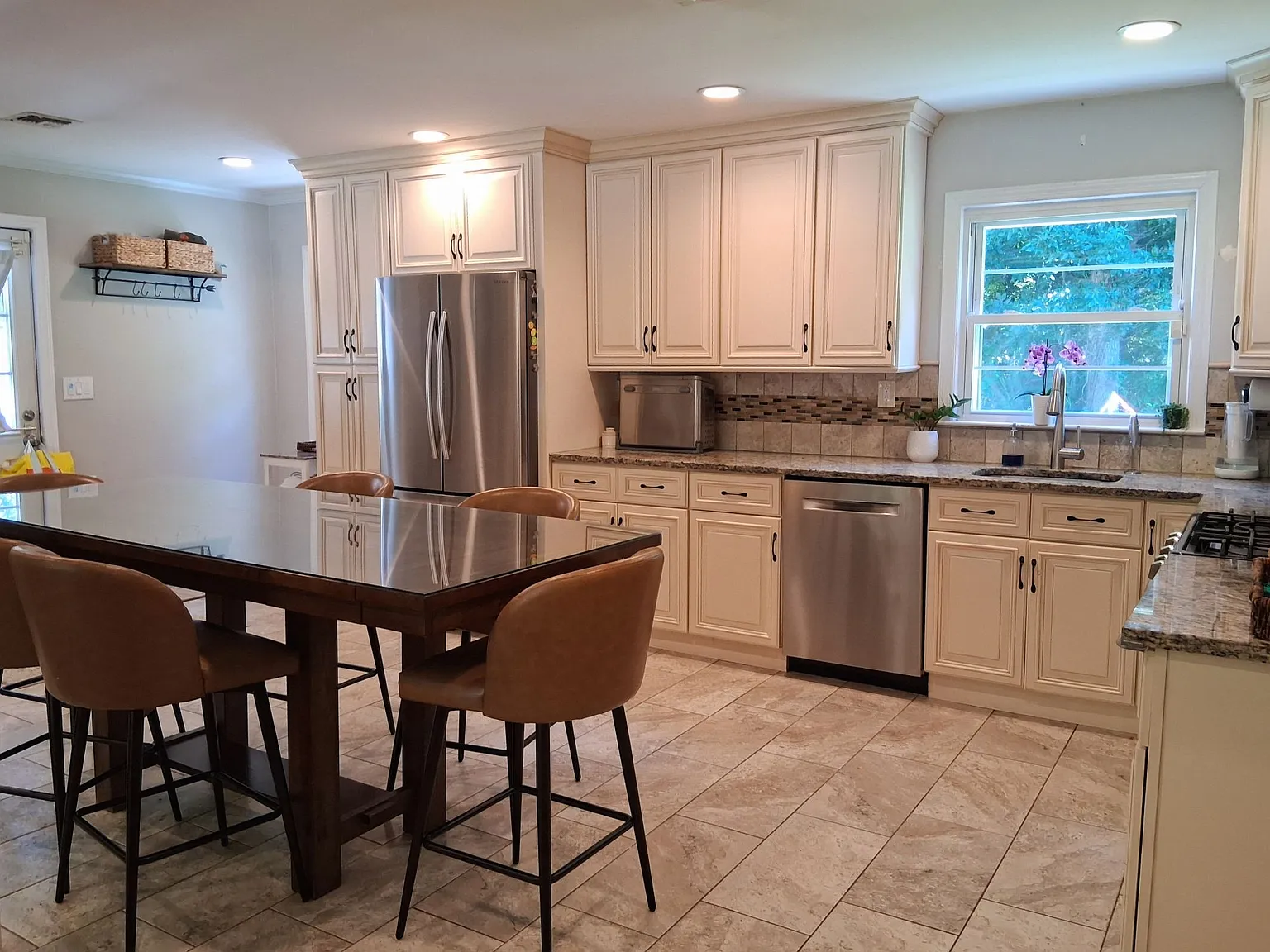 3 bed, $5,700 — Photo 3