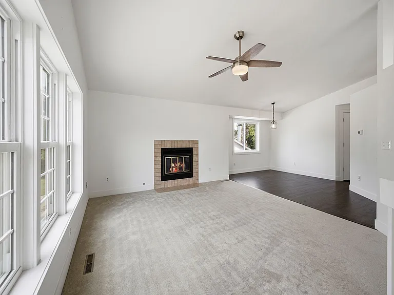 2742 Pampas Dr — Photo 2