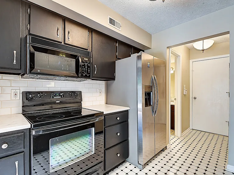 311 E Saint Clair St — Photo 10