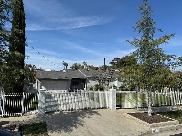 12411 Kittridge St — Photo 4