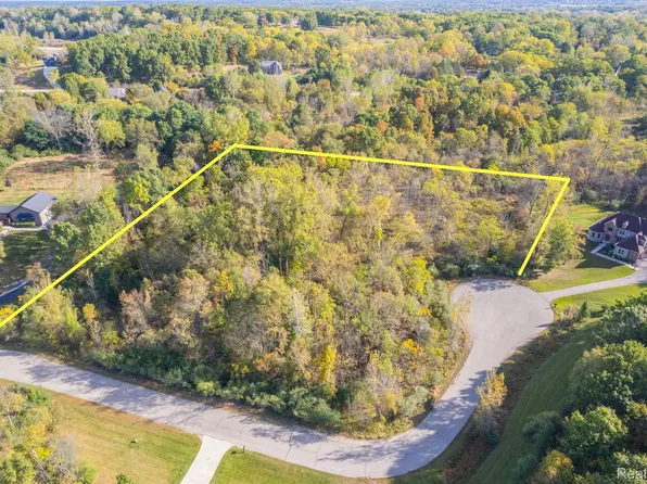 Lavender Ct, Fenton, MI 48430