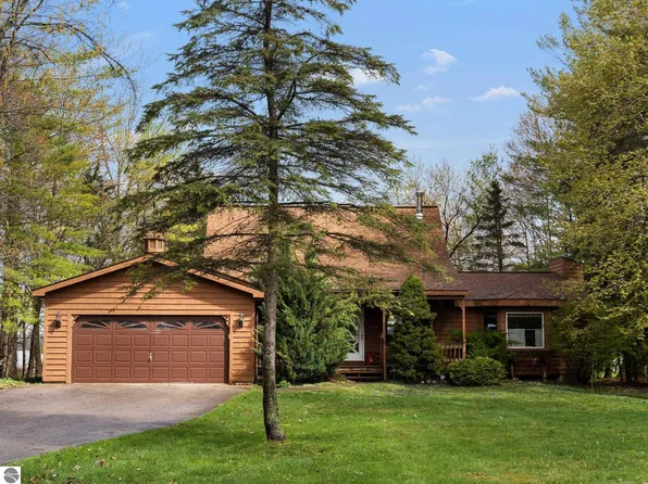 7804 N Shore Ct, Grawn, MI 49637
