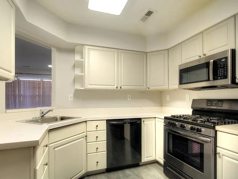 4402 Aberdeen Ln — Photo 7