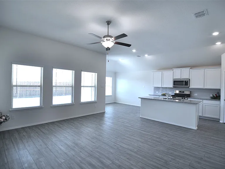 8913 Zubia Ln — Photo 2
