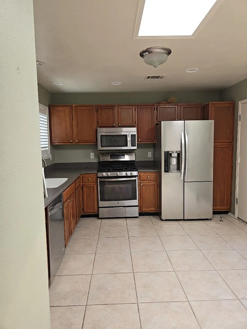 2-bedroom, 1-bathroom home located in the vibrant city of Albuquerque — Photo 3