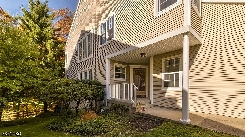 4 bed, 2.5 bath, $5,200 — Photo 2