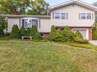 33 Burt St, Acushnet, MA 02743