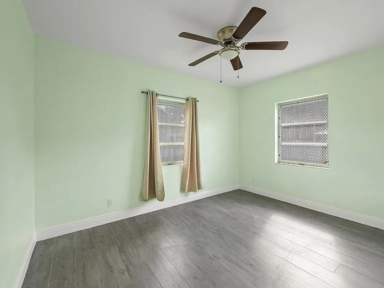 135 E 28th St — Photo 12