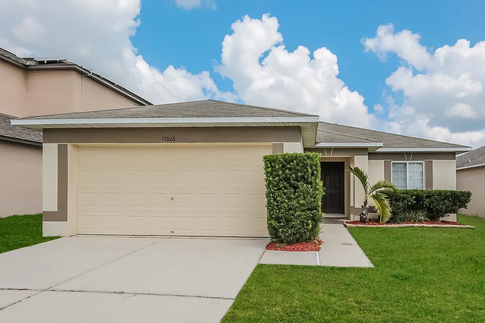 3 bed, 2.0 bath, 1290 sqft, $2,160 — Photo 1