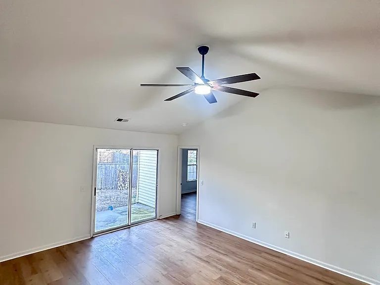 210 Barnwell St — Photo 11