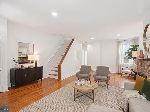 3rd image of 215 15th St NE