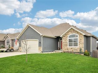 915 N Oak Ter, Tonganoxie, KS 66086