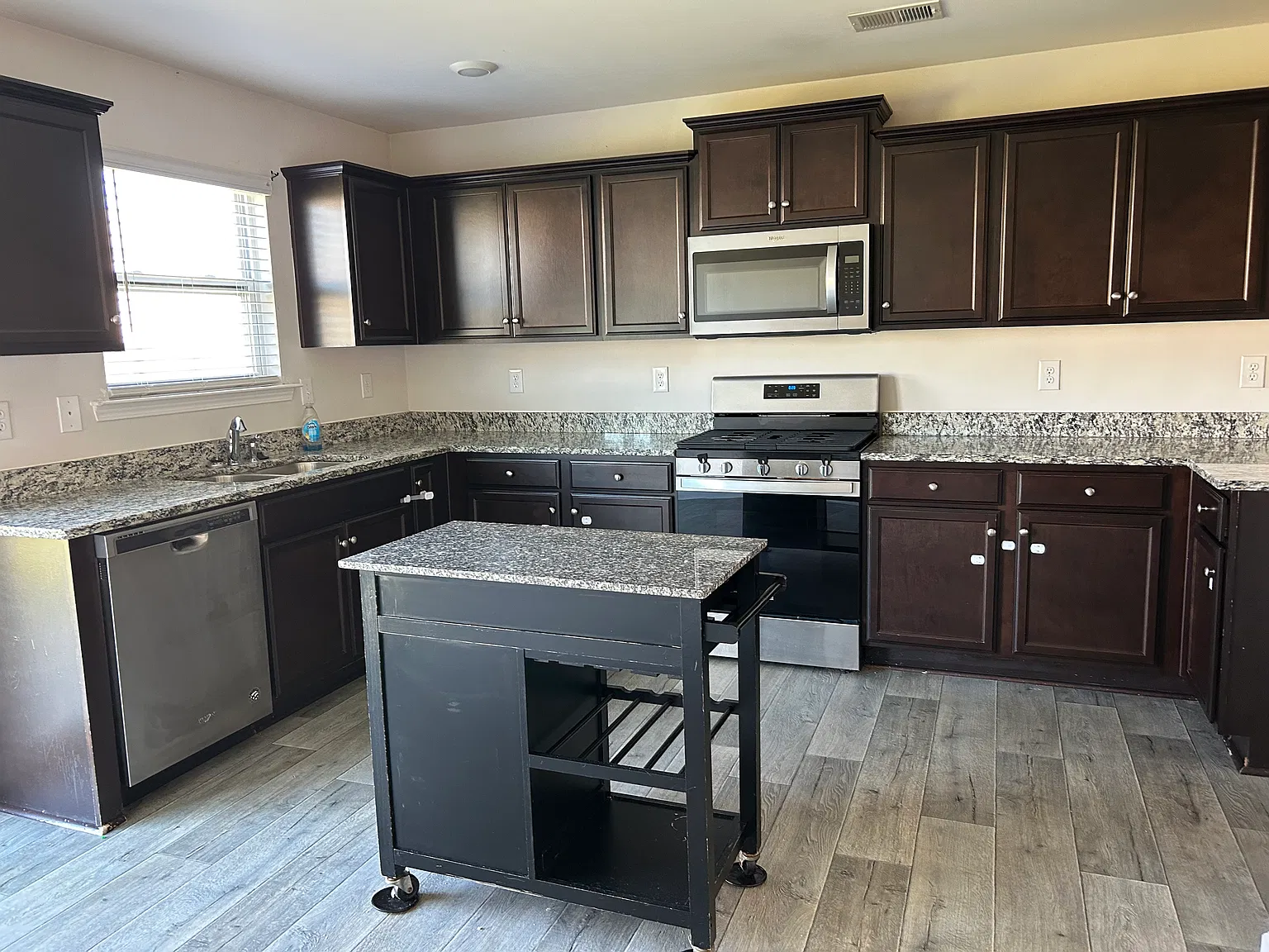 4 bed, 2.5 bath, 2055 sqft, $2,200 — Photo 4