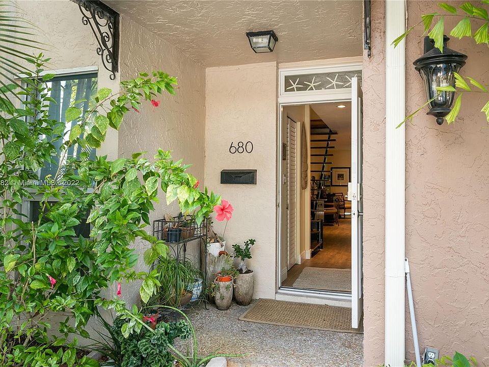 1st image of 680 Kensington Pl