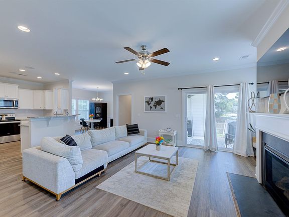 4th image of 404 Lombard Way