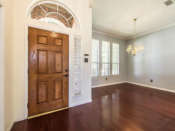 Entrance foyer and dinning room.