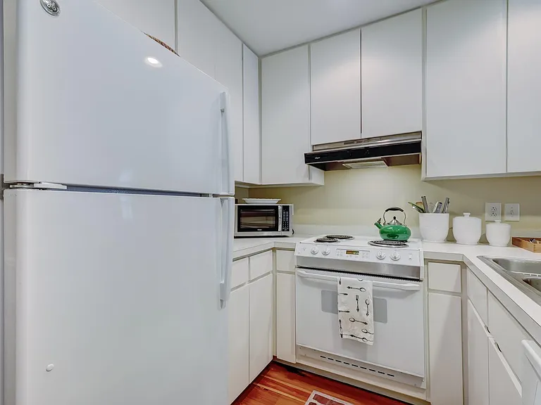 405 E Perry St — Photo 7