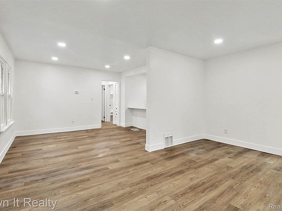 4th image of 15887 Marlowe St