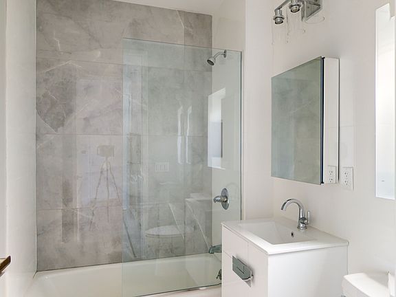 4th image of 645 Franklin Ave #4