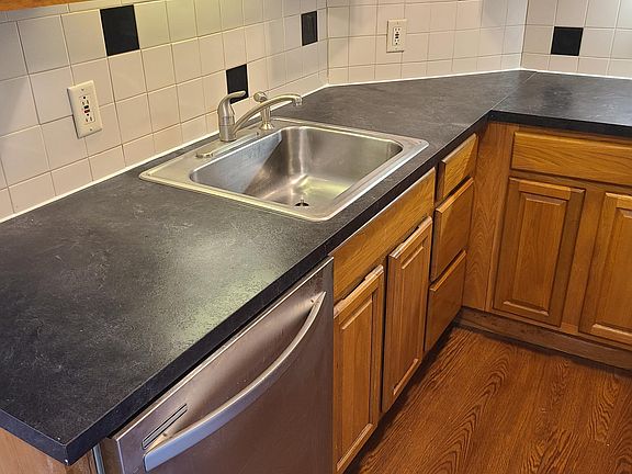 3rd image of 646 W Park Ln #1