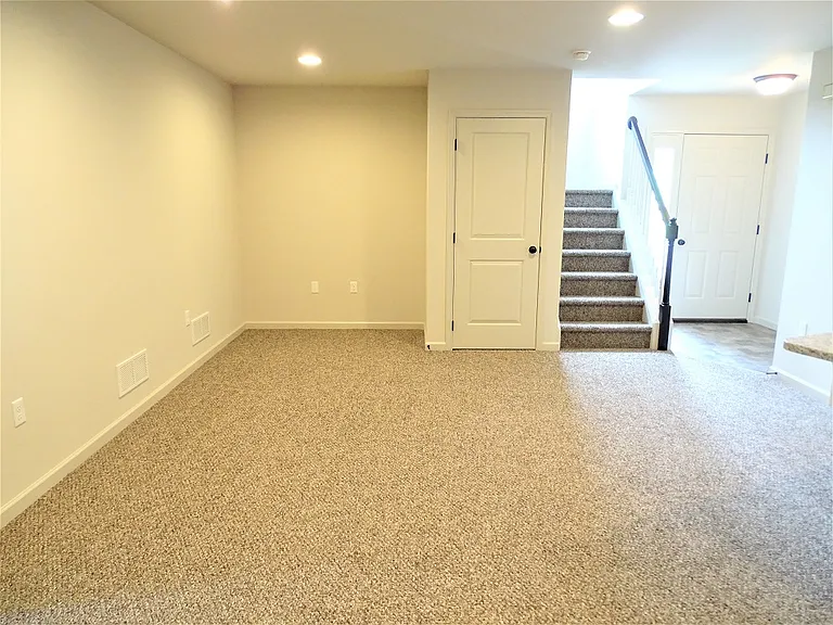 12 Arrowhead Dr — Photo 3