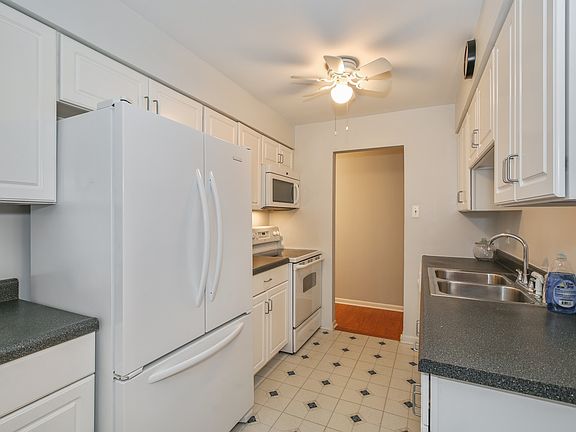 3rd image of 931 Arquilla Dr #122