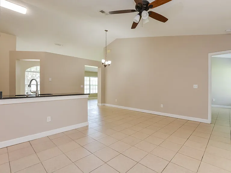 1306 Silverthorn Dr — Photo 10