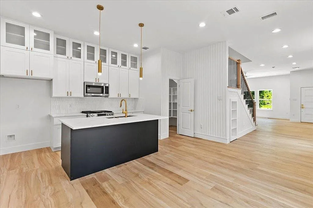 3 bed, 2.5 bath, 1750 sqft, $2,300 — Photo 4