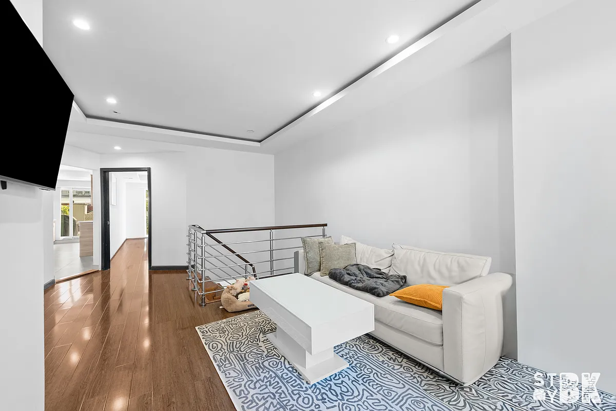 Building Photo - 4607 Bedford Ave #1A