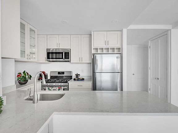 4th image of 1 Irving Pl APT U15b