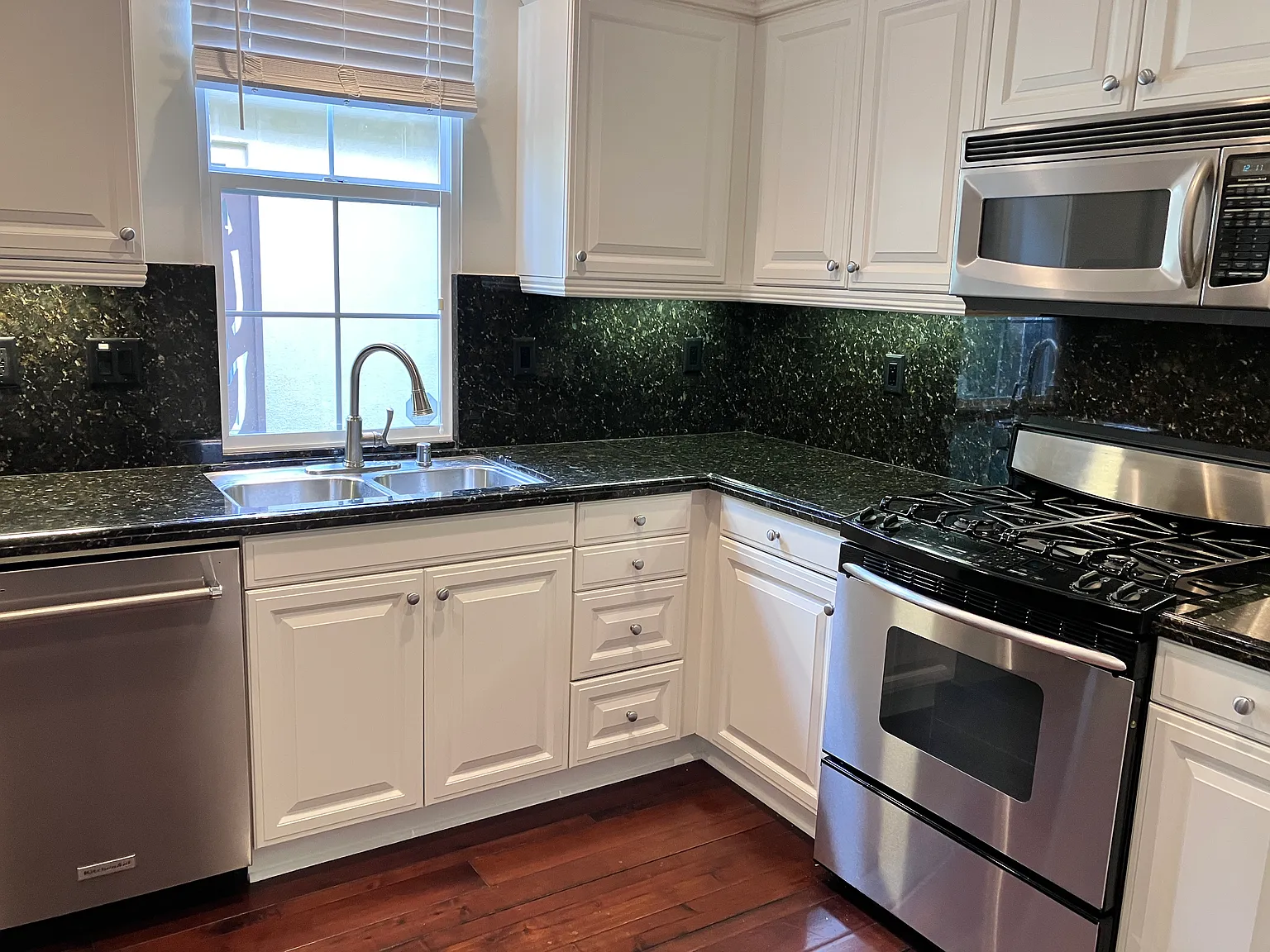 2 bed, 2.5 bath, 1333 sqft, $4,600 — Photo 2