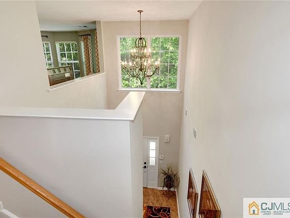 5th image of 121 Forest Dr