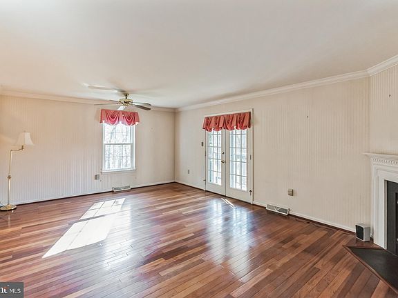 3rd image of 135 Westridge Pl S #S