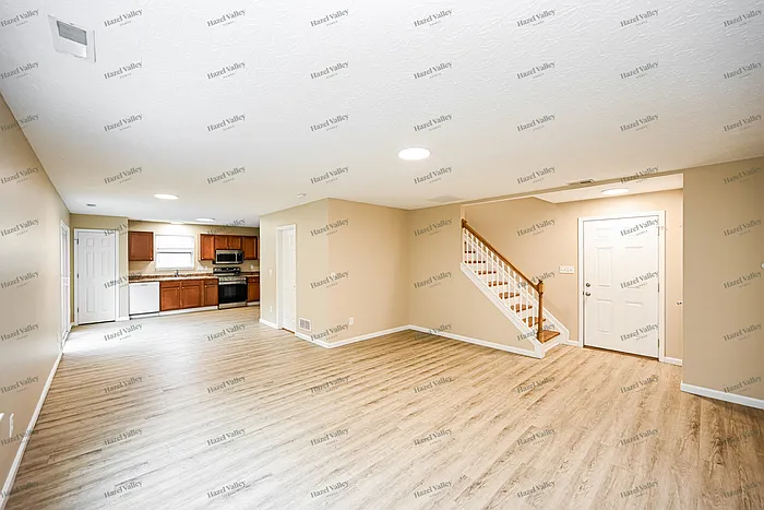 4 bed, 2.5 bath, 1727 sqft, $2,300 — Photo 4