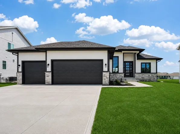 1005 Spruce St, Waukee, IA 50263