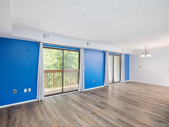 5th image of 1693 Riverside Dr APT 3
