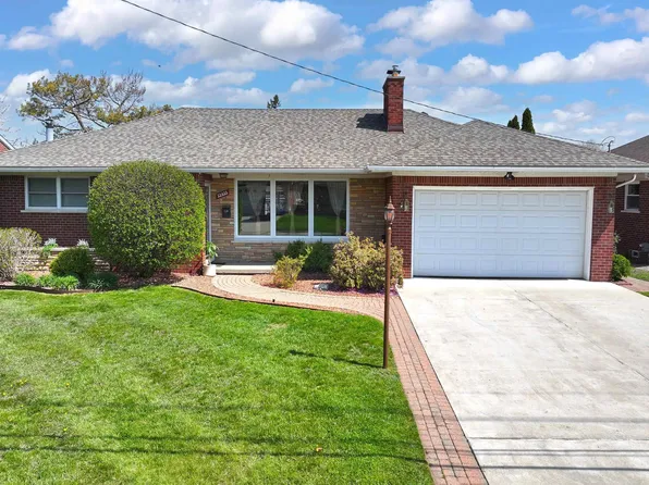 22435 Lakecrest St, Saint Clair Shores, MI 48081