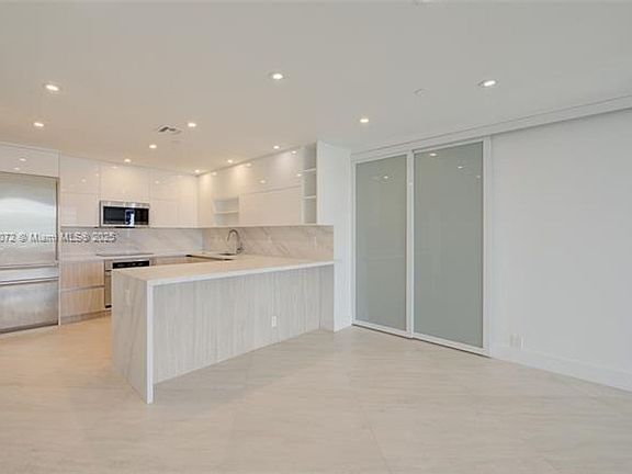 5th image of 201 Crandon Blvd APT 929