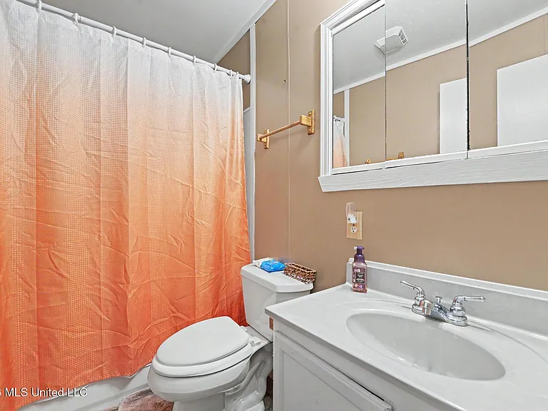 569 Mable St — Photo 13