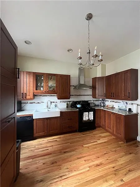 6 bed, 2.5 bath, 3175 sqft, $6,000 — Photo 1