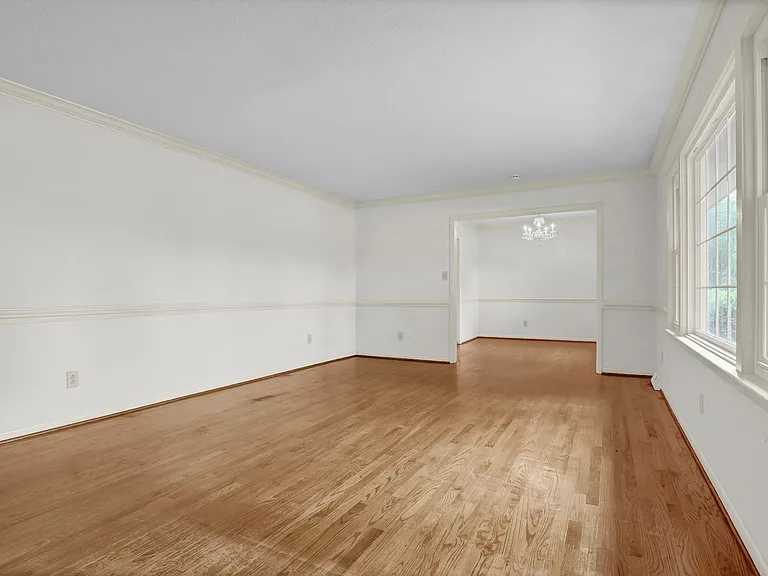 700 Clyde Dr — Photo 6
