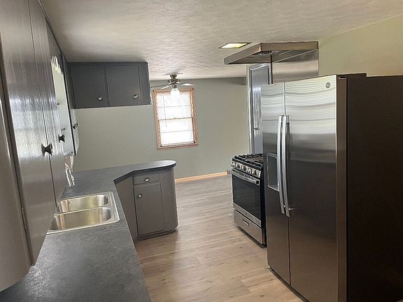 4th image of 703 E 2nd St