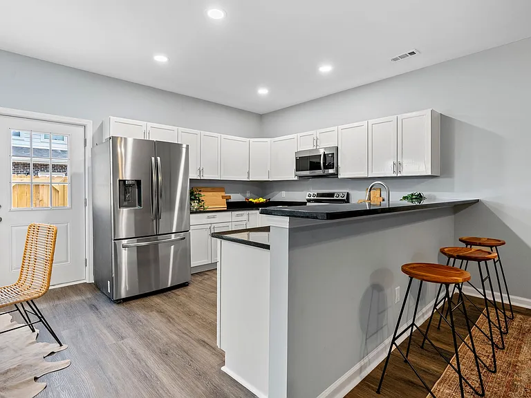 211 Longfellow Ln #211 — Photo 2