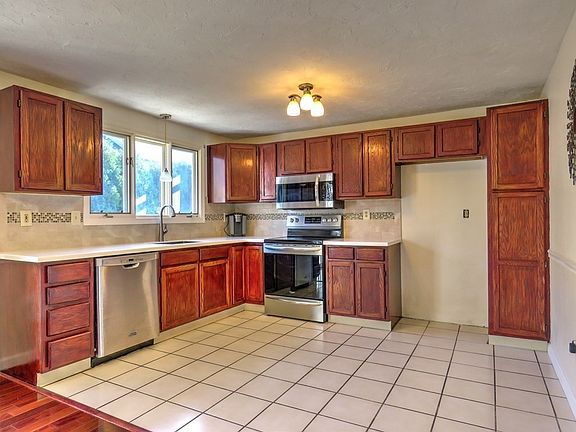 3rd image of 560 Bedford St APT E2