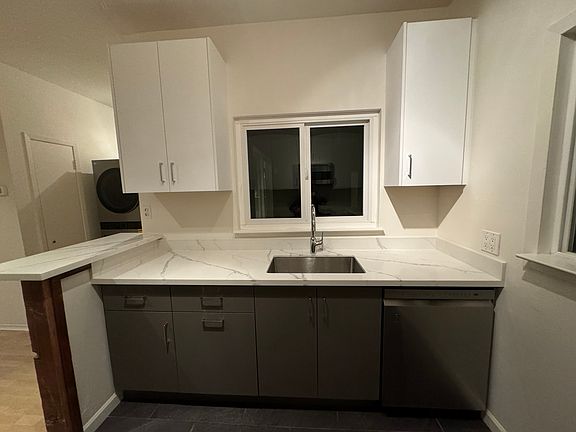 2nd image of 1018 Scott St