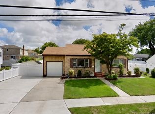 452 N Monroe Avenue, Lindenhurst, NY 11757