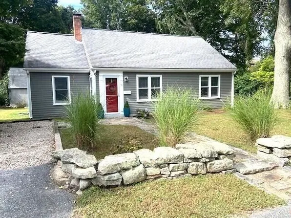 14 Amvets Ave, Falmouth, MA 02540